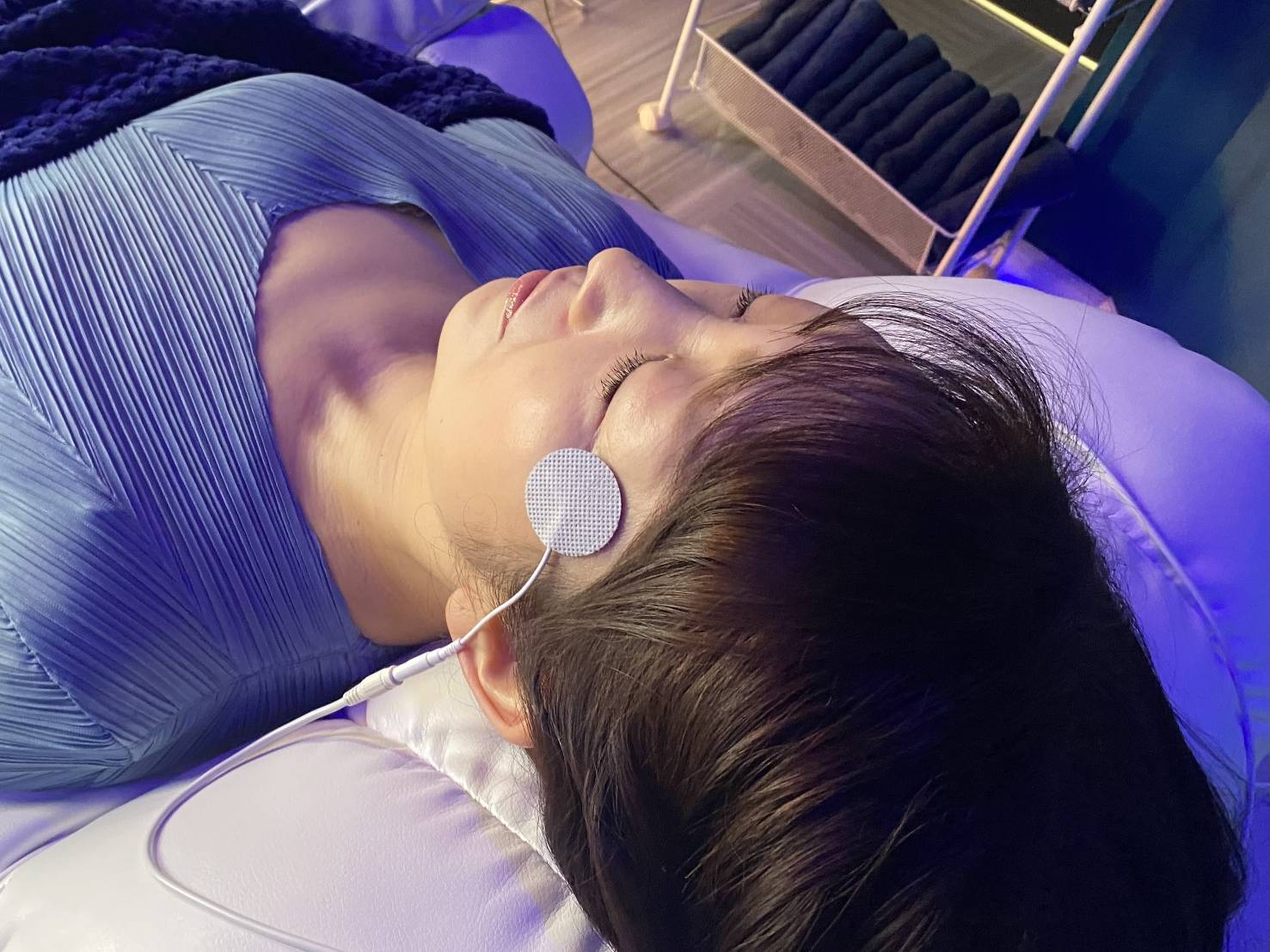 特殊機器EMS（低周波）を使用し、目元周りの筋肉にダイレクトにアプローチします。 眼輪筋を刺激することで、目の疲れや重だるさを和らげ、すっきりとした感覚を目指します。